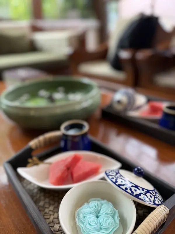 After-treatment tea tray with watermelon and a Thai sweet in a blue-and-white bowl